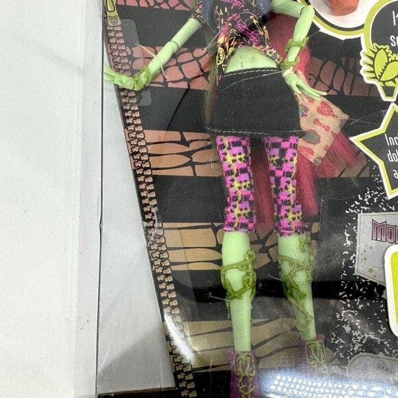 NIB Monster High Venus McFlytrap 2011 First Wave Retired - Picture 6 of 12